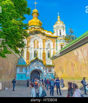 KIEW, UKRAINE - 01. MAI 2016: Die Torkirche der Dreifaltigkeit befindet sich auf dem Haupteingang des Kiewer Petschersker Lawra-Komplexes Stockfoto