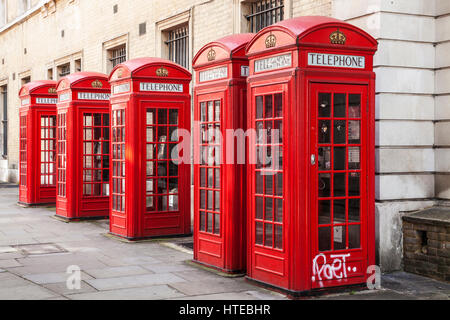 Eine Reihe von roten Telefon-Boxen in London. Stockfoto