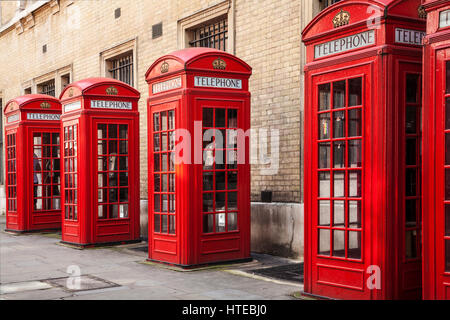 Eine Reihe von roten Telefon-Boxen in London. Stockfoto