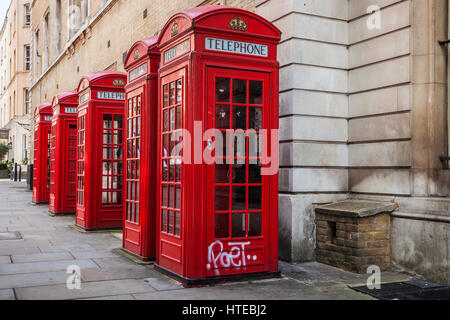 Eine Reihe von roten Telefon-Boxen in London. Stockfoto