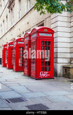 Eine Reihe von roten Telefon-Boxen in London. Stockfoto