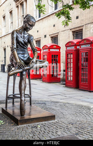 Statue einer jungen Tänzerin von Enzo Plazzotta mit einer Reihe von rotes Telefon-Boxen in London. Stockfoto