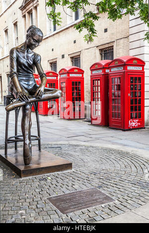 Statue einer jungen Tänzerin von Enzo Plazzotta mit einer Reihe von rotes Telefon-Boxen in London. Stockfoto