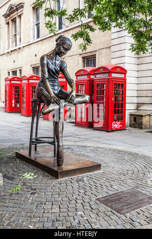 Statue einer jungen Tänzerin von Enzo Plazzotta mit einer Reihe von rotes Telefon-Boxen in London. Stockfoto