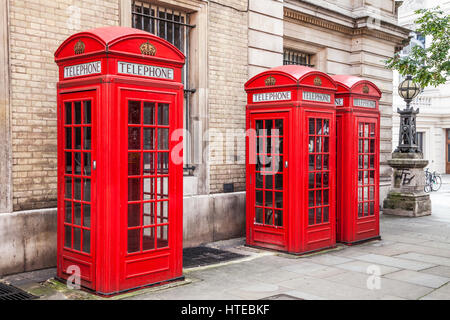 Eine Reihe von roten Telefon-Boxen in London. Stockfoto