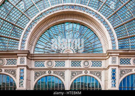 Das Exterieur des Paul Hamlyn Hall (alte Blumenhalle) Teil des Royal Opera House in Covent Garden in London. Stockfoto