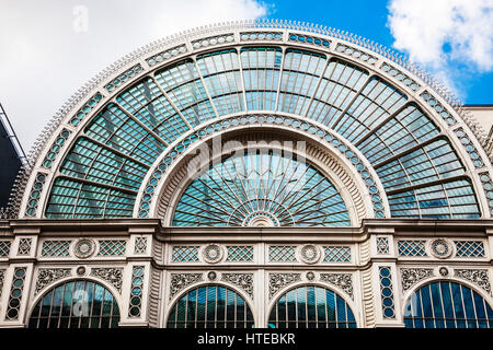 Das Exterieur des Paul Hamlyn Hall (alte Blumenhalle) Teil des Royal Opera House in Covent Garden in London. Stockfoto