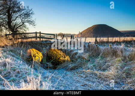 Ein Frostiger Morgen am Silbury Hill in Wiltshire. Stockfoto