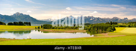 Panorama-Szene in Bayern, Deutschland, mit Alpen Berge und See im Frühling Stockfoto