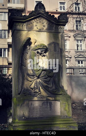 Weinende Engelsstatue Organist am Malostransky Friedhof, Prag, Tschechische Republik Stockfoto