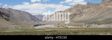 Tsarap Fluss Schmelzwasser und seine Berg-Quelle in Kaschmir, zwischen Sarchu und Pang. Stockfoto