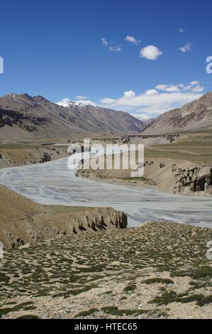 Tsarap Fluss Schmelzwasser und seine Berg-Quelle in Kaschmir, zwischen Sarchu und Pang. Stockfoto