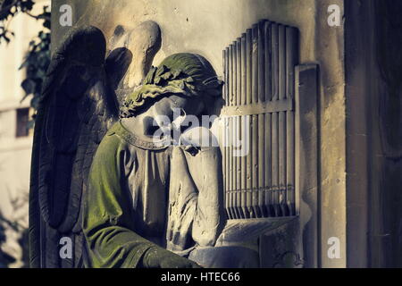 Weinende Engelsstatue Organist am Malostransky Friedhof, Prag, Tschechische Republik Stockfoto