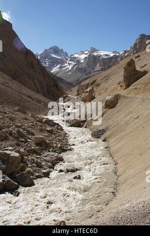 Ein Blick von Schmelzwasser und seine Berg-Quelle in Kaschmir, zwischen Sarchu und Pang. Stockfoto