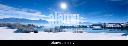 Panorama Winterlandschaft in Bayern in den Alpen Stockfoto