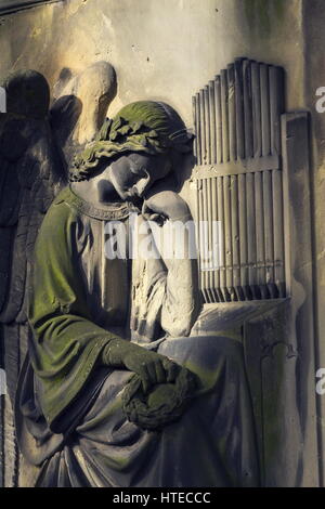 Weinende Engelsstatue Organist am Malostransky Friedhof, Prag, Tschechische Republik Stockfoto