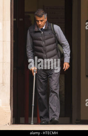 John De'Viana verlässt den Snaresbrook Crown Court in London, wo er wegen Kindergrausamkeit angeklagt wird, nachdem er seine beiden Töchter körperlichen und verbalen Misshandlungen ausgesetzt hatte, als er versuchte, sie zu Tennismeistern zu trainieren. Stockfoto