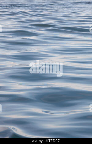 Abstraktes Bild mit sanften Bogen Wellen von einem Schiff im Meer gemacht. Stockfoto