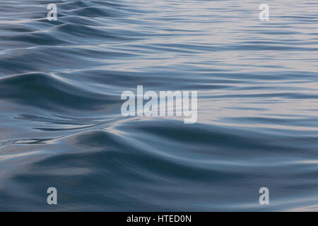 Abstraktes Bild mit sanften Bogen Wellen von einem Schiff im Meer gemacht. Stockfoto