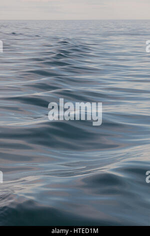Abstraktes Bild mit sanften Bogen Wellen von einem Schiff im Meer gemacht. Stockfoto