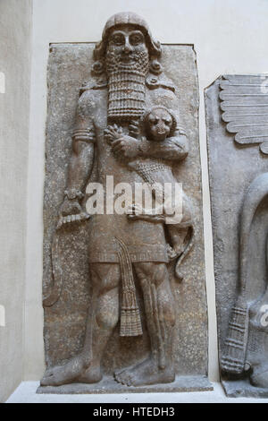 Held ein Löwe (gekennzeichnet mit Gilgamesch) überwältigend. Palast von Sargon II. Assyrer.  Thronsaal. Assyrer. 721-705 V. CHR.. Khorsabad Palast. Louvre Stockfoto