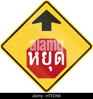 Warnung-Straßenschild in Thailand - Stoppschild voraus. Der Text bedeutet Stop. Stockfoto