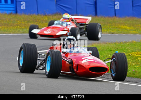 1964 Formel One World Champion John Surtees fahren seinen Ferrari 158 bei The Henry Surtees Stiftung Kart Challenge im Brooklands Museum, Surrey, UK Stockfoto