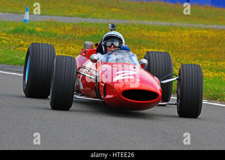 1964 Formel One World Champion John Surtees fahren seinen Ferrari 158 bei The Henry Surtees Stiftung Kart Challenge im Brooklands Museum, Surrey, UK Stockfoto