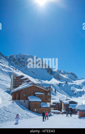 Skifahrer durchlaufen Belle Plagne Ski Resort Dorf in Savoie, Französische Alpen Stockfoto