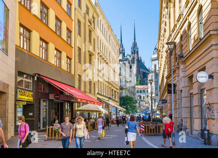 Brno, Tschechische Republik. Geschäfte auf Josefská mit der Kathedrale in der Ferne, Brünn, Mähren, Tschechien Stockfoto