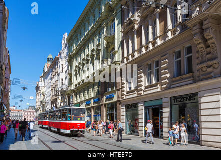 Brünn. Geschäfte und Straßenbahn auf Masarykova im Zentrum Stadt, Brünn, Mähren, Tschechien Stockfoto