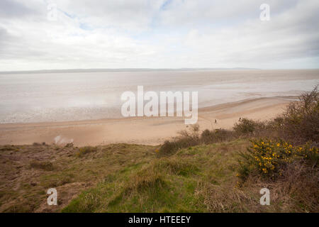 Über die Dee Mündung von der Klippe an der Thurstaston, Wirral Country Park, NW, UK Stockfoto