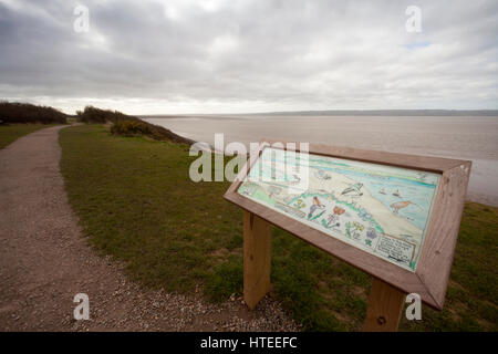 Blick entlang der Mündung des Dee in Richtung Nord-Wales von der Klippe auf Thurstaston, Wirral Country Park, NW, UK Stockfoto