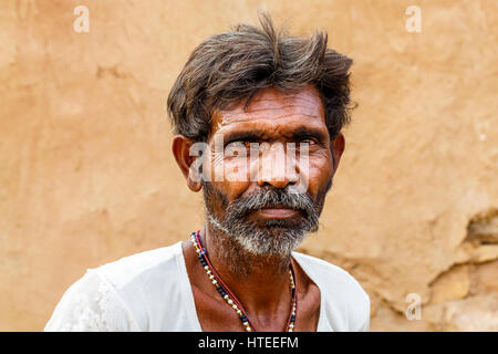 Ein älterer Herr stellt am Stadtrand von Jaisalmer, Indien. Stockfoto