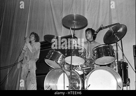 WHO: Roger Daltrey und Keith Moon (Schlagzeuger) mit UK-Rock-band The Who in den Räumen von Anson, Bristol University Students' Union, 7. Dezember 1968 Stockfoto