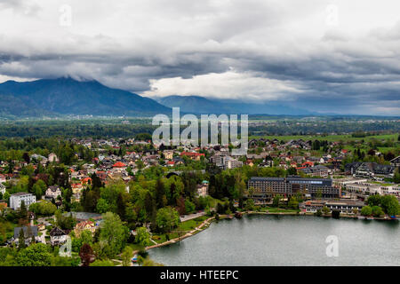 Luftaufnahme der Stadt Bled mit Alpen im Hintergrund, Slowenien. Stockfoto