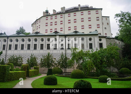 Schloss Ambras (Schloss Ambras) ein Renaissanceschloss sechzehnten Jahrhundert und Palace liegt in den Hügeln oberhalb von Innsbruck, Österreich. Stockfoto