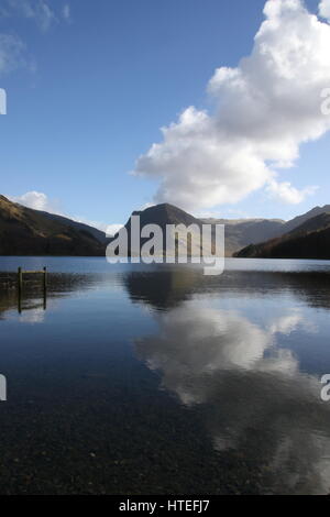 Schauen unten Buttermere-See in Richtung Fleetwich Crag im englischen Lake District an einem klaren Tag. Stockfoto