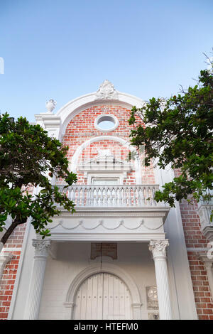 Komplizierte Eingang der Universität von Cartagena, Kolumbien. Stockfoto