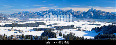 Panorama Winterlandschaft in Bayern in den Alpen Stockfoto