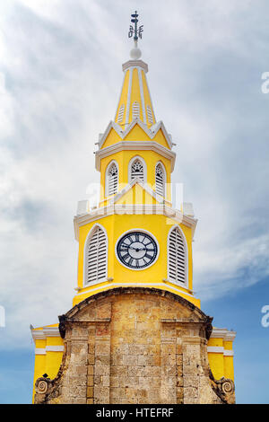Blick auf die Uhr an der Pforte der Uhrturm, der traditionelle Eingang zur Altstadt von Cartagena. Stockfoto