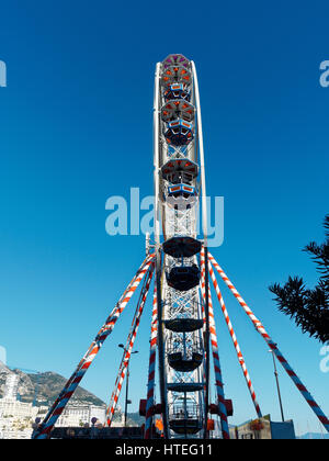 Riesenrad und Eisbahn im Port Hercule, hinter Hôtel Hermitage Monte-Carlo, Monaco, mediterran Stockfoto