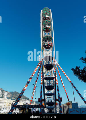 Riesenrad und Eisbahn im Port Hercule, hinter Hôtel Hermitage Monte-Carlo, Monaco, mediterran Stockfoto