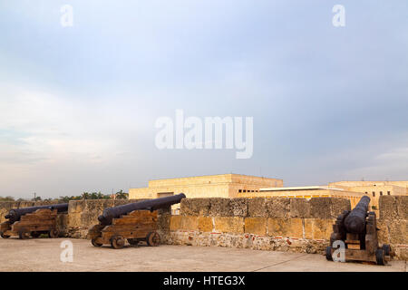 Kanonen auf der Baluarte de San Ignacio in Cartagena, Kolumbien. Stockfoto