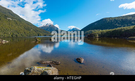 Sylvan Lake mit Wald bedeckten Berge, Mount Aspiring National Park, Otago, Southland, Neuseeland Stockfoto