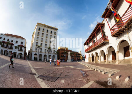 CARTAGENA, Kolumbien - 22. Mai: Unbekannte Menschen gehen über die Plaza De La Aduana in Cartagena/Kolumbien im 22. Mai 2016. Stockfoto