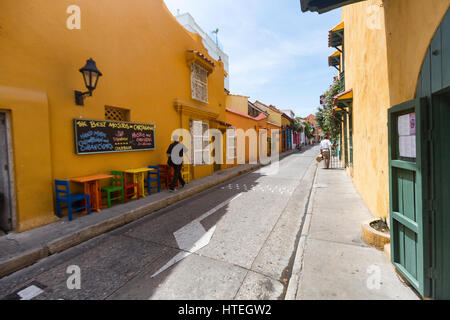 CARTAGENA, Kolumbien - 23 Mai: Bunte Stühle und Tische im Schatten in Cartagena, Kolumbien am 23. Mai 2016. Stockfoto