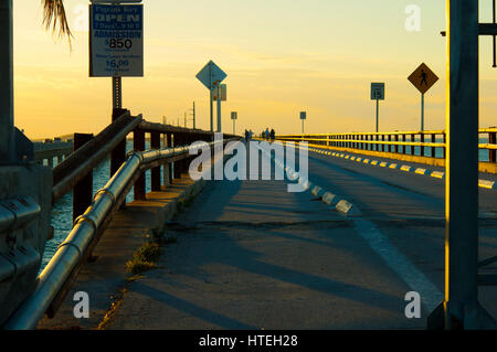 alte goldene Abendlicht Seven Mile Bridge Stockfoto