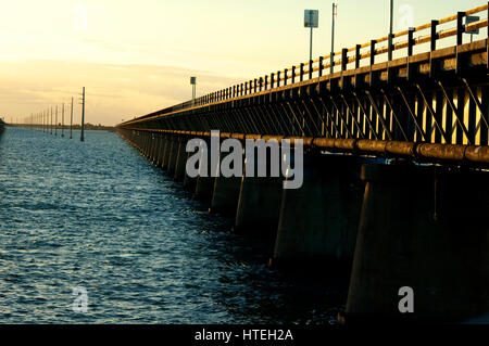 alte goldene Abendlicht Seven Mile Bridge Stockfoto