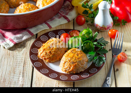 Reis-Fleischbällchen mit Kohl, gebacken in Tomatensauce, ein Rezept für diätetische Ernährung. Stockfoto